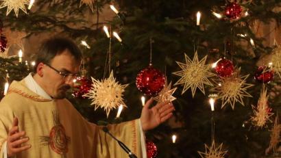 Archivbild: njn
Auch auf den Erbendorfer Pfarrer Martin Besold kommen bei der Christmette einige Änderungen wegen der Corona-Beschränkungen zu.