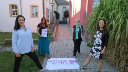 Bild: jzk
Bei einer Besprechung im Familienzentrum Mittendrin legten Jennifer Reber, Jessika Wöhrl-Neuber, Jennifer Scheffler und Elisabeth Bayer (von links) den vorläufigen Ablauf des Aktionstages „Frauen in der Corona-Krise“ in Kemnath fest.