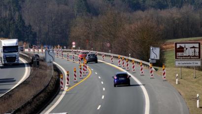 Bild: Stephan Huber
In Fahrtrichtung Nürnberg gibt es auf der A6 bei Poppberg (Birgland) während der Bauarbeiten an der maroden Autobahnbrücke nur eine Spur.