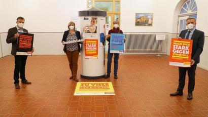 Bild: Stefan Malzer/Landratsamt Tirschenreuth/exb
Walter Brucker, am Landratsamt zuständig für das Bundesprogramm „Demokratie leben!“, die Koordinatorin der Partnerschaft für Demokratie, Sonja Schmid, sowie Theresia Kunz, Sprecherin des Begleitausschusses, und Landrat Roland Grillmeier (von links) setzen ein Zeichen gegen Vorurteile und Alltagsrassismus.