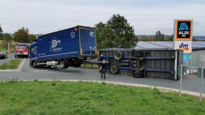 Bild: exb
Die Hebelwirkung macht’s möglich. Der umgekippte Anhänger hob die Hinterachse des Lastwagens in die Höhe. Bei seinem „Missgeschick“ blieb der Fahrer des Gespanns unverletzt.