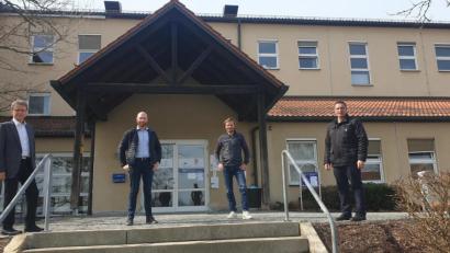 Bild: msh
Manfred Tretter von der Kliniken Nordoberpfalz AG (links) und Bürgermeister Marcus Gradl (rechts) freuen sich, dass Michael Dromann und Daniel Sper (Zweiter und Dritter von links) mit ihrem Unternehmen in das ehemalige Krankenhausgelände in Eschenbach investieren.