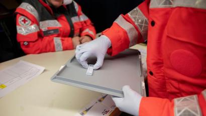 Symbolbild: Marijan Murat/exb
An acht Stationen im Landkreis Tirschenreuth, bot das BRK, für Angehörige pflegebedürftiger Menschen, einen Schnelltest an. 427 Menschen nahmen diesen ehrenamtlichen Service in Anspruch.