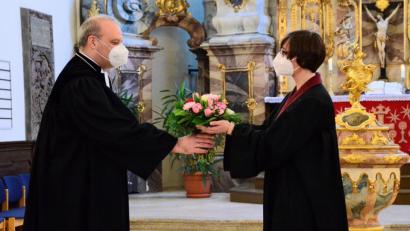 Bild: uz
Einen Blumenstrauße für die neue Schulreferentin. Dekan Thomas Guba führt Sabine Dorn in ihr Amt ein.