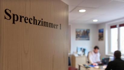 Bild: Monika Skolimowska/dpa
Das Symbolfoto zeigt den Blick in ein Sprechzimmer einer Hausarztpraxis. Die medizinische Versorgung in Mitterteich war am Montagabend ein Thema im Stadtrat.
