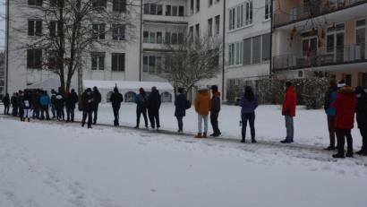 Bild: jr
Gleich zu Beginn der Tests am Sonntagnachmittag bildete sich am Einlass zum Testzentrum Waldsassen eine lange Menschenschlange.