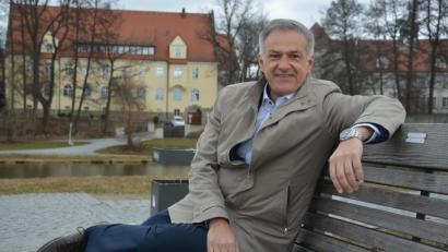 Bild: jr
Seinen 50. Geburtstag feiert heute Landrat Roland Grillmeier. Hier macht er es sich auf einer Bank im Fischhofpark gemütlich, mit Blick auf das Landratsamt, wo er sein Dienstzimmer hat: „In der Mittagspause bin ich gerne hier und genieße ein paar Minuten Auszeit.“