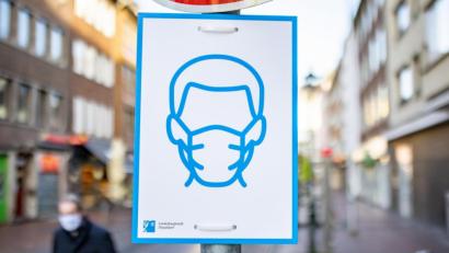 Symbolbild: Marcel Kusch/dpa
Wer gegen die gelten Corona-Regeln verstößt, muss aktuell mit Bußgeldern rechnen. Gegen die Maskenpflicht wurde im Landkreis Tirschenreuth bisher einmal verstoßen.