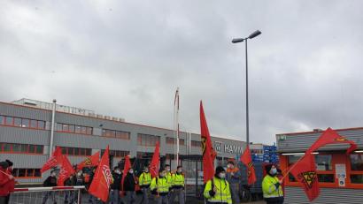 Bild: IB Metall/exb
Warnstreik am Freitagmorgen bei der Hamm AG in Tirschenreuth. "Die Beschäftigten werden sich nicht mit einer Nullrunde abspeisen lassen", schreibt die IG Metall.
