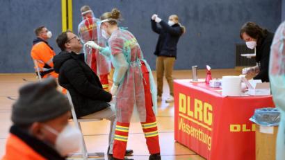 Bild: Wolfgang Steinbacher
Die Stadt Amberg hat für ihre Mitarbeiter ein Corona-Schnelltestzentrum in der Turnhalle der städtischen Wirtschaftsschule eingerichtet.