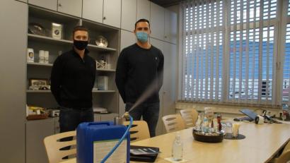 Bild: kaz
Benjamin Eibisch und Timo Györi (von links) desinfizieren mit ihrem Trockennebel zeitgleich Räume und Oberflächen.