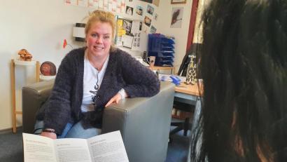 Bild: Benjamin Tietz
Karin Schmittner – hier eine nachgestellte Beratungsszene – ist seit vielen Jahren Sucht-Therapeutin bei der Fachambulanz für Suchtprobleme.