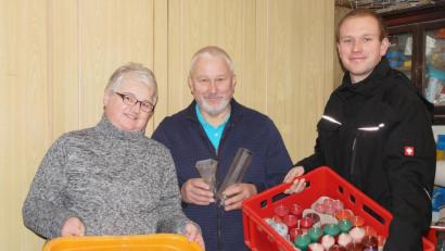 Bild: kaz
Aus Wachsresten macht Winfried Reymann (Mitte) neue Kerzen. Ehefrau Petra und Sohn Jens helfen beim Verkauf.