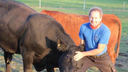 Bild: kro
Thomas Rosner mit seinem Prachtbullen "Bartl": Gegenseitiger Respekt ist vorhanden.