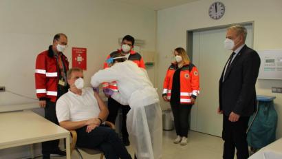 Bild: Sven Lehner/exb
Dr. Achim Nemsow (sitzend) ließ sich als erster Arzt im Landkreis Tirschenreuth gegen Corona impfen. Dabei waren der Ärztlicher Leiter des Impfzentrums, Dr. Matthias Kalkum, Krankenschwester Silvia Schnell, BRK-Kreisgeschäftsführer Holger Schedl, Melissa Wagner; Leitung Impfzentrum, und Landrat Roland Grillmeier (von links).