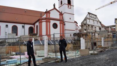 Bild: szl
Über den aktuellen Baufortschritt am "Rathaus II" informierten Bürgermeister Franz Stahl und Stadtbaumeister Andreas Ockl. Im Hintergrund werden gerade die Bodenplatte und die Säulen für die Tiefgarage betoniert.