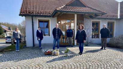 Bild: Eichl
Abschied und Begrüßung: von rechts Pfarrer Adam Nieciecki, die neue Kindergartenleiterin Anita Wittmann, Kirchenverwalter Hubert Zitzmann, Patrick Schuh und die beiden Vertreterinnen des Elternbeirates, Evelyn Lanzl und Evi Zwack.