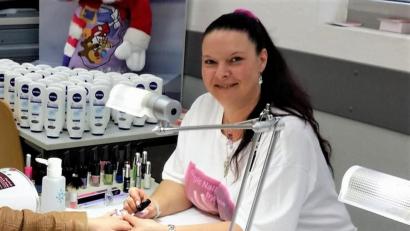 Archivbild: Baumer/exb
Sabine Baumer aus Krummennaab betreibt seit 20 Jahren ihr Nagelstudio "Magic Nails". Wegen der Pandemie klagt sie über 50 Prozent weniger Kundinnen, die trotz der Wiedereröffnung nur zögerlich zurückkommen. Das Bild wurde vor der Corona-Pandemie aufgenommen.