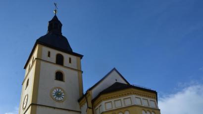 Bild: jr
Nicht ganz auf der Höhe der Zeit ist die Turmuhr an der Kirche St. Jakob in Mitterteich. Sie schlägt seit einer Weile immer zwei Minuten zu spät.