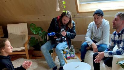 Bild: Bayerischer Rundfunk/exb
Die drei Woidboyz Uli, Basti und Andi (von links) besuchten die "Berufshexe" Martina in Kastl.