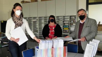 Bild: ubb
Alles ist vorbereitet: Die Sekretärinnen Sandra Pongratz und Silvia Gegenfurtner (von links) tüten die gut 500 Zwischenzeugnisse ein, um sie per Post den Schülern nach Hause zu schicken. Oberstudiendirektor Albert Bauer hilft gerne mit.
