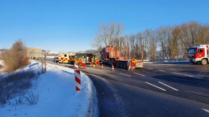 Bild: Feuerwehr Erbendorf/exb
Der Fahrer des Kleintransporters wollte nach Erbendorf abbiegen.