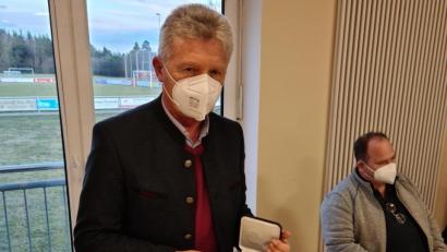 Bild: sne
Gerald Morgenstern (CSU) wird unter anderem für seine "aktive Mitgestaltung bei der positiven Entwicklung von Grafenwöhr" mit der Medaille für besondere Verdienste um die kommunale Selbstverwaltung in Bronze geehrt.