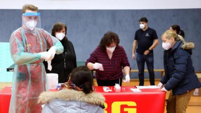 Bild: Wolfgang Steinbacher
Die Stadt Amberg hat für ihre Mitarbeiter ein Corona-Schnelltestzentrum in der Turnhalle der städtischen Wirtschaftsschule eingerichtet.