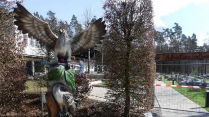 Bild: rn
Der Oberseeadler wird zukünftig über den Zugang zur neuen Eschenbacher Golfanlage wachen. Neben ihm soll bald noch ein Kassenhäuschen stehen.