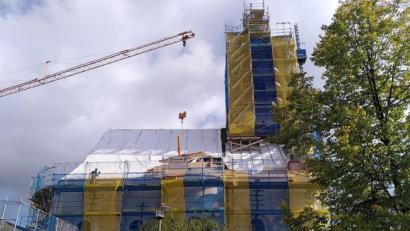 Bild: Georg Weidner/exb
Vor ein paar Wochen, war das Dach der Maria Hilf Kirche noch mit einer Plane bedeckt.
