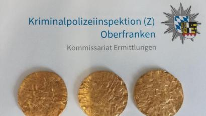 Bild: Kriminalpolizeiinspektion Oberfranken/exb
Diese Goldmedaillen hatte das Einbrecherduo aus dem Rathaus Pechbrunn gestohlen. Einer der Einbrecher hatte sie platt geklopft.