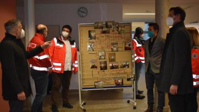 Bild: lue
Im ehemaligen Krankenhaus Waldsassen wird das Corona-Impfzentrum für den Landkreis Tirschenreuth eingerichtet. Noch stecken die Verantwortlichen in der Vorbereitung. In einem Workshop am Mittwoch laufen die Planungen, die auf einem mobilen Whiteboard festgehalten werden.