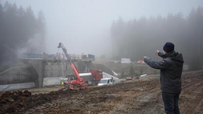 Bild: lue
Baudirektor Gerhard Kederer vom Staatlichen Bauamt Amberg-Sulzbach zeigt, wie die neue Straße der B299 einmal verlaufen wird. Auf dem Bild ist die zweite Brücke zu sehen. Arbeiter bereiten diese gerade für den Winter vor.