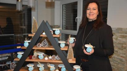 Bild: Josef Rosner
Lichtblicke-Schirmherrin Claudia Grillmeier bessert mit selbst eingemachten Marmeladen die Kasse der Hilfsaktion auf.