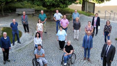 Bild: ubb
Zur bewährten Truppe haben sich beim ersten Treffen der kommunalen Behindertenbeauftragten viele neue Gesichter gesellt. Kreis-Behindertenbeauftragter Reinhard Schön (rechts) und stellvertretender Landrat Alfred Scheidler (vorne, Zweiter von rechts) begrüßten alle Anwesenden herzlich.