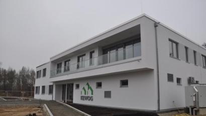 Bild: ws
Die neue Kewog-Firmenzentrale in Tirschenreuth ist bezugsfertig. Die Einzug ist Mitte Dezember geplant.