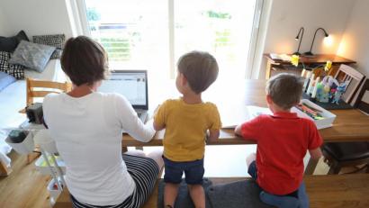 Bild: Karl-Josef Hildenbrand/dpa
Kindererziehung, Haushalt und Homeoffice - viele Frauen hatten mehr Belastungen vor allem in der Zeit des ersten Lockdowns. Vier Frauen sprechen mit Oberpfalz-Medien über ihre Erfahrungen.