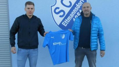 Bild: aho
Felix Diermeier (links) wechselt vom Bezirksligisten SV Etzenricht eine Etage höher zum SC Ettmannsdorf (im Bild Trainer Mario Albert).