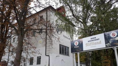 Bild: pz
Ein großes Hinweisschild lässt vermuten, dass am Stationsweg bald wieder Bier gebraut werden soll.