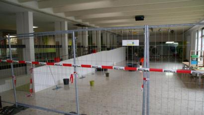 Bild: fpoz
Die Aula in der Jobst-vom-Brandt-Schule in Waldershof ist gesperrt. Bei Starkregen verwandelt sie sich in eine „Tropfsteinhöhle“. Mit Eimern und Wannen wird das Tropfwasser aufgefangen. An der Stelle, wo die Decke offen ist, stürzte der Hausmeister von der Leiter.