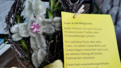Bild: hzi
Mit einem Palmkreuz sowie einem Gruß- und Segensspruch wendet sich die KAB Kirchenthumbach an Freunde und Mitglieder.