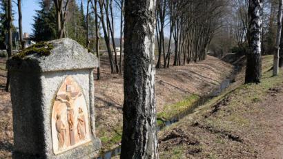 Bild: do
Der Friedhofsweg ist auch Wallfahrtsweg. 14 Kreuzwegstationen erinnern an den Leidensweg Jesu Christi.
