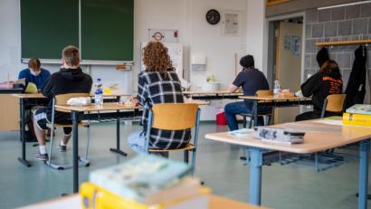 Symbolbild: Christoph Schmidt/dpa
Unter besonderen Voraussetzungen werden auch in diesem Jahr die Abschlussprüfungen an den Schulen durchgeführt. Allerdings sind die Termine um zwei Wochen nach hinten verschoben worden.
