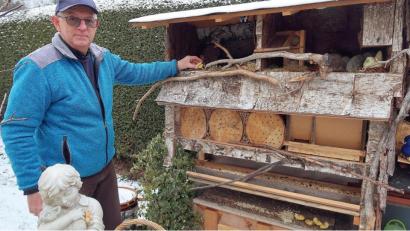 Bild: bsc
Hans Lenk stellt das ganze Jahr über Futter für die Vogelwelt bereit. Im Winter verbringt er täglich viel Zeit damit, die verschiedenen Futterstellen in seinem Garten aufzufüllen und zu reinigen.
