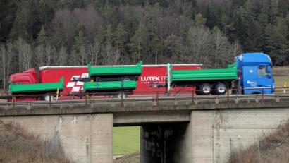 Bild: Wolfgang Steinbacher
Auf der A6 bei Poppberg im Birgland muss die Brücke aus dem Jahr 1966 ersetzt werden. Bis Herbst wird dafür an dieser Stelle die Verkehrsführung geändert.