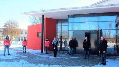 Bild: stg
Landrat Roland Grillmeier, Bürgermeister Roman Schäffler (von rechts) sowie Mitarbeiter von BRK und Stadt Kemnath erläuterten das Prozedere für die dezentrale Impfstation in Kemnath am 22. Februar.