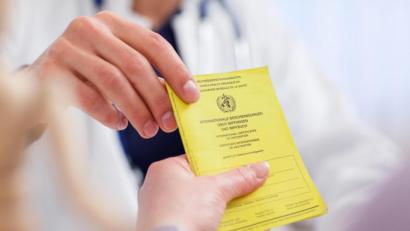 Symbolbild: Christin Klose/dpa
Nicht jeder, der sich impfen lassen will, hat auch einen verfügbaren Impfpass. Doch was bedeutet das für die Corona-Impfung?