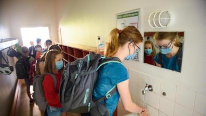 Symbolbild: Gregor Fischer/dpa
Schüler müssen im neuen Schuljahr regelmäßig ihre Hände waschen. Das haben die weiterführenden Schulen im Landkreis Tirschenreuth auch in ihren Hygienekonzepten berücksichtigt.