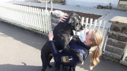 Bild: Polizei Oberpfalz
Eine tierliebe Polizistin der Polizeiinspektion Tirschenreuth schloss sofort Freundschaft mit dem Ausreißer.