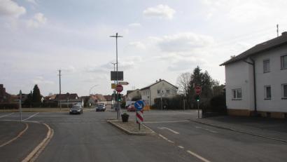 Bild: wro
Die CSU regte vor einigen Wochen einen Kreisverkehr an, um die Ampel-Kreuzung (Bild) in Fichtenschacht zu entschärfen. Die Stellungnahme des Bürgermeisters in den "Wiesauer Nachrichten" sorgte nun für Unmut bei FW-Marktrat Markus Schäffler.